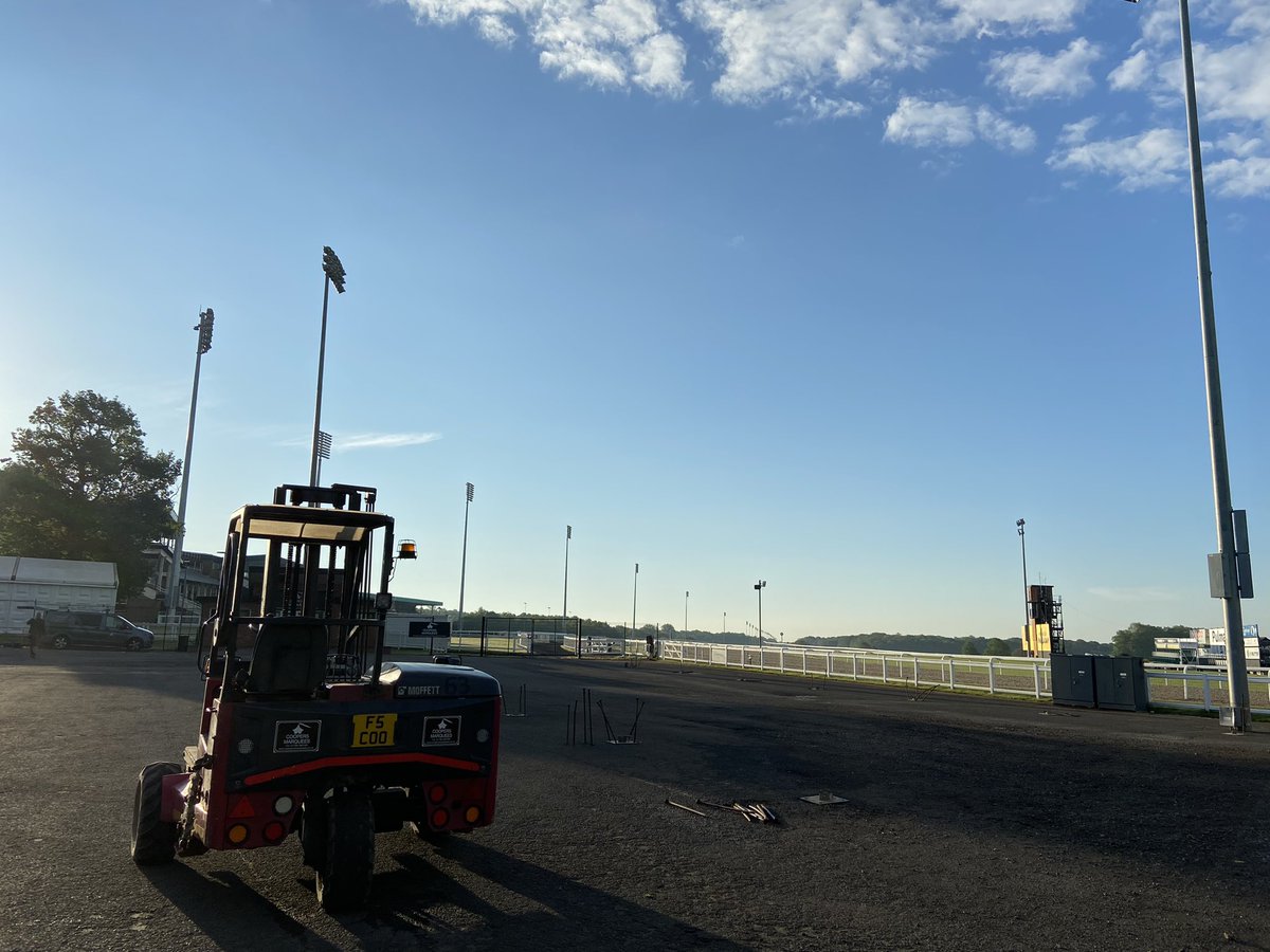 CoopersMarquees's tweet photo. Early bird catches the worm @NewcastleRaces #Plate22 #NorthumberlandPlate @RealJudgeJules @SkySportsRacing #eventprofs https://t.co/mo3gNDuola
