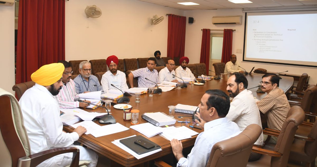 BhagwantMann's tweet photo. PIMS (ਪੰਜਾਬ ਇੰਸਟੀਚਿਊਟ ਆੱਫ਼ ਮੈਡੀਕਲ ਸਾਇੰਸਜ਼) ਦੀ 37ਵੀਂ ਗਵਰਨਿੰਗ ਬਾਡੀ ਮੀਟਿੰਗ ਕੀਤੀ

ਜਾਣ ਕੇ ਹੈਰਾਨੀ ਹੋਈ ਕਿ ਪਿਛਲੀ ਸਰਕਾਰ ਨੇ 6 ਸਾਲਾਂ 'ਚ ਇੱਕ ਵੀ ਮੀਟਿੰਗ ਨਹੀਂ ਕੀਤੀ, ਕਈ ਘਪਲੇ ਵੀ ਸਾਹਮਣੇ ਆਏ ਨੇ...ਇਸ ਦੀ ਅਸੀਂ ਜਾਂਚ ਕਰਨ ਜਾ ਰਹੇ ਹਾਂ..ਲੋਕਾਂ ਦੇ ਟੈਕਸ ਦੇ ਪੈਸੇ ਦਾ ਪੂਰਾ ਹਿਸਾਬ ਲਿਆ ਜਾਵੇਗਾ... https://t.co/3xfqwVFnZ5