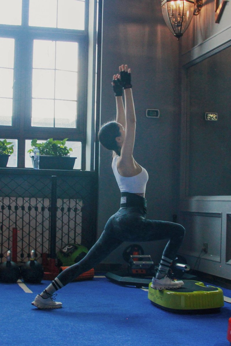 #WangZiwen's studio shares snaps of her doing gym exercises 

#王子文 #AvaWang