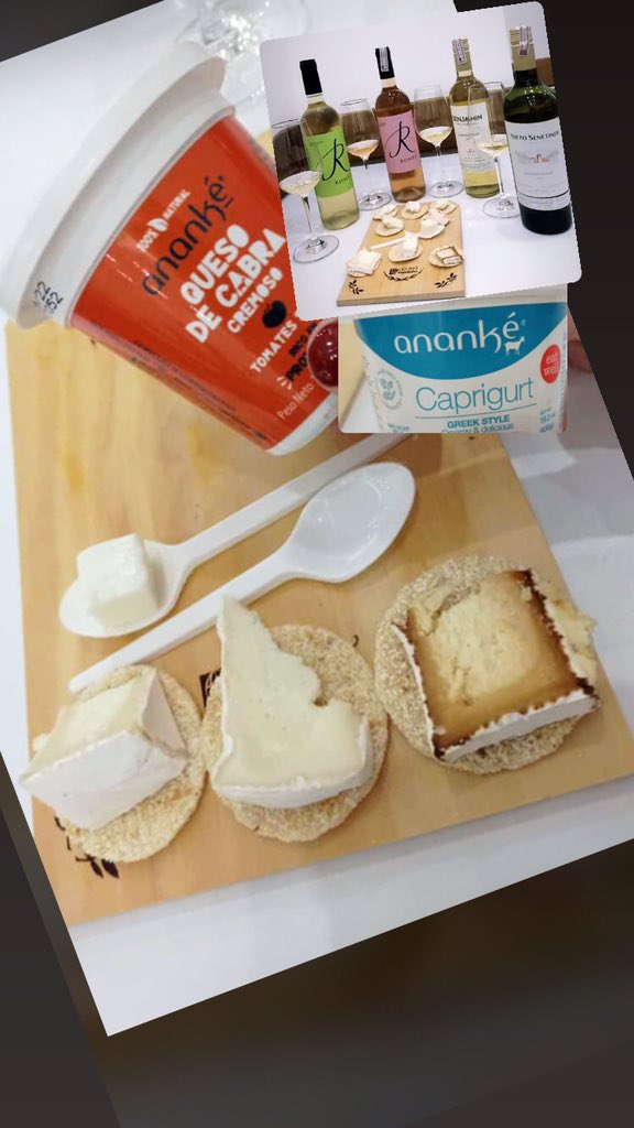 Hoy en la cata de quesos <a href="/AnankeQuesos/">Quesos ananké</a> tuvimos:
CREMOSOS
-Higo y cebollín
-Ají dulce
-Albahaca y
-Tomates secos, 
MADURADOS 
- Galipanero.
-Paramero
-Paramero ceniza
YOGURES TIPO GRIEGO 
-Miel
-Fresa y cambur.
-Fresa
Y su queso Feta.
Uno mejor que otro, 100% recomendados ❤️