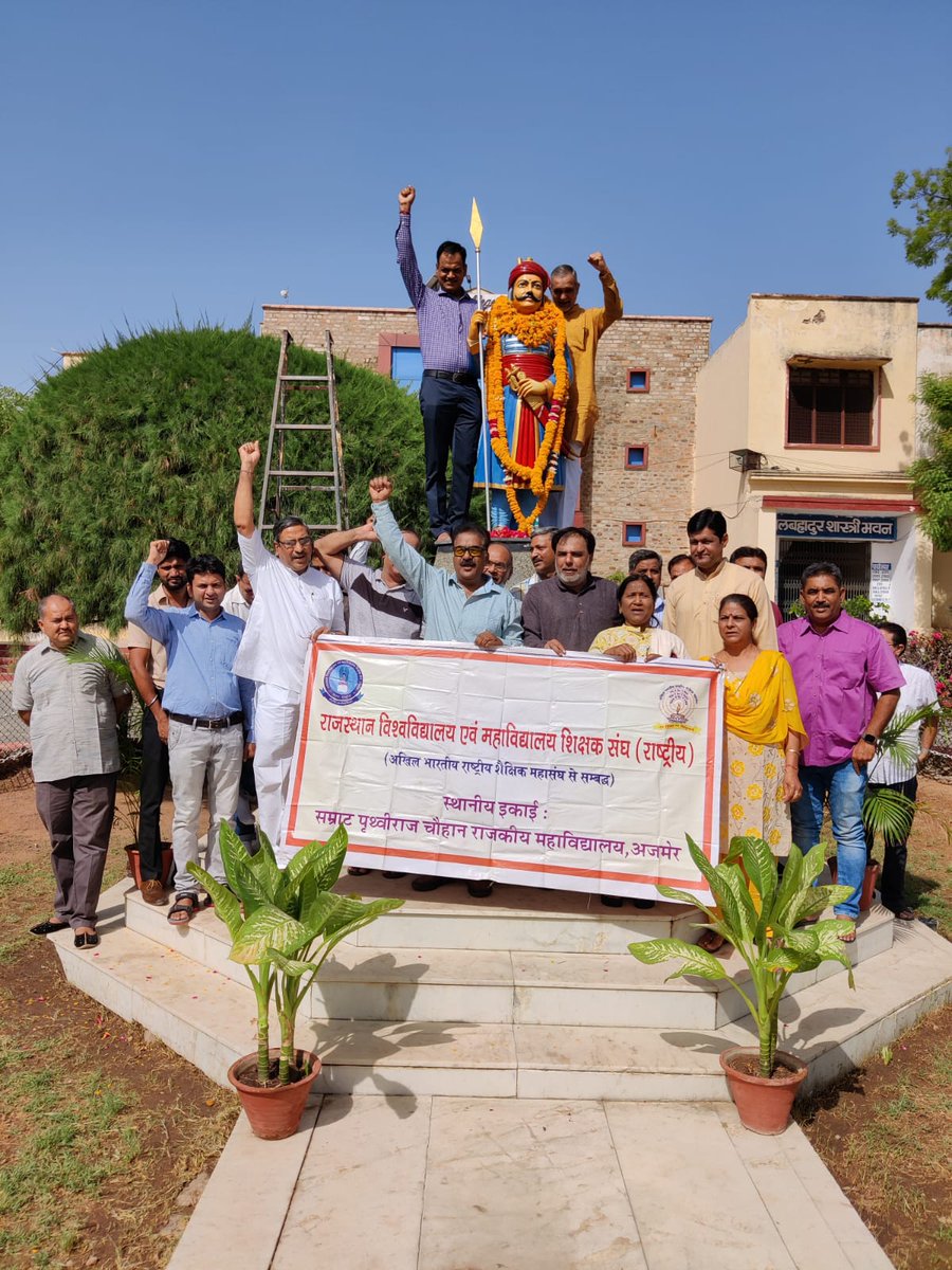 आन बान शान के प्रतीक,
स्वतन्त्रता रूपी ज्योत के प्रतिबिम्ब,
प्रातः वन्दनीय महाराणा प्रताप 
 जयन्ती की हार्दिक शुभकामनाएँ।
🙏🙏🌹🌹🙏🙏