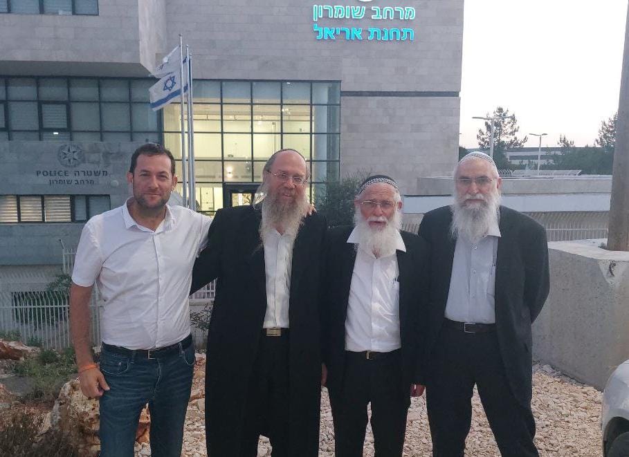 ourhomesh's tweet photo. *אשריך שנתפסת על דברי תורה!*

ראש ישיבת חומש, הרב אלישמע כהן, נחקר השבוע במשטרת אריאל.
הרב אלישמע נחשד בכך *שלמד תורה בחומש!* https://t.co/nGzFgOq9FZ