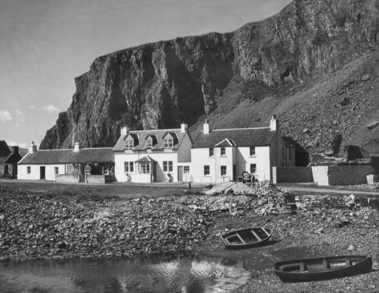Scranlife's tweet photo. #ArchiveIsles - Easdale folk are busy; daily life on the Slate Islands has the ferryman on his way to mainland Seil Island, the postman is also newsagent, librarian &amp; fisherman mending creels but gladly there's still time for knitting in the sun 🌞
📸 1959 https://t.co/lw9nSSzBVI https://t.co/Cb7mZPND9I
