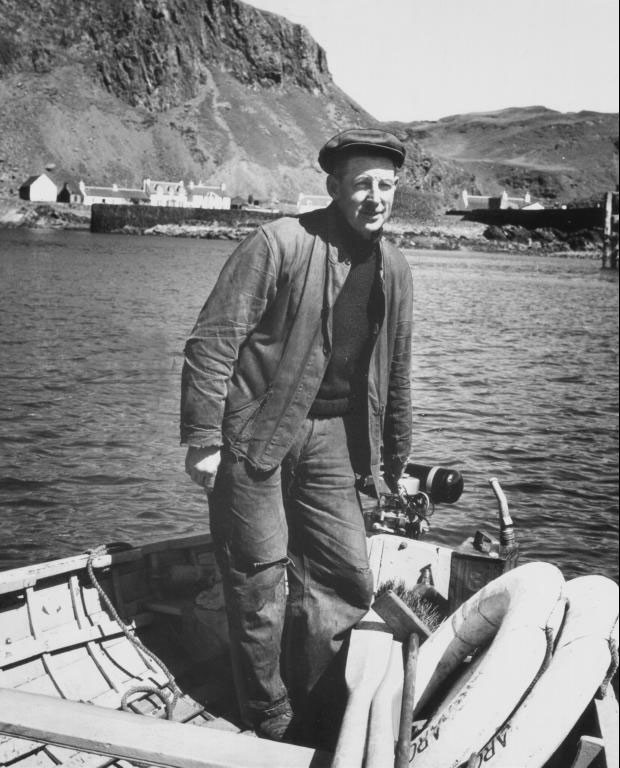 Scranlife's tweet photo. #ArchiveIsles - Easdale folk are busy; daily life on the Slate Islands has the ferryman on his way to mainland Seil Island, the postman is also newsagent, librarian &amp; fisherman mending creels but gladly there's still time for knitting in the sun 🌞
📸 1959 https://t.co/lw9nSSzBVI https://t.co/Cb7mZPND9I
