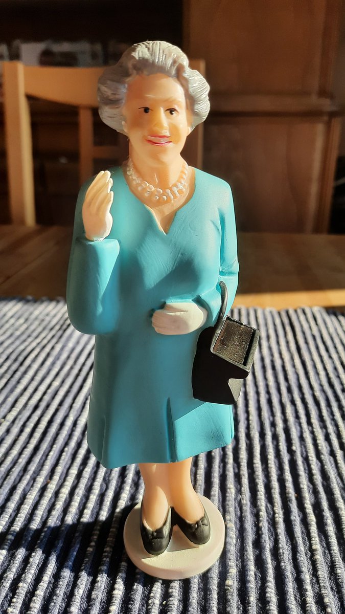 Ich könnte ja heute mal Scones machen. Aus Gründen. willimeck.wordpress.com/2012/10/27/der… #ElisabethII #lilibet