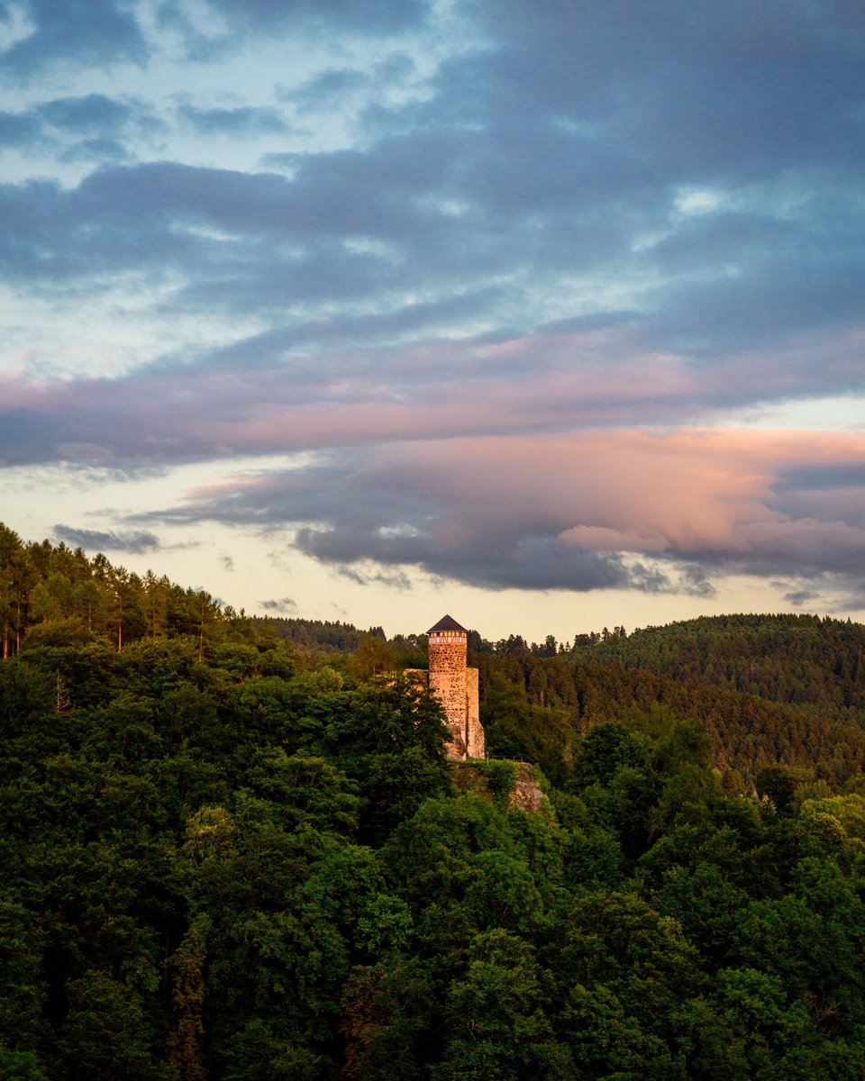 oliverhlavaty's tweet photo. Abendstunden 🌿 • Die Burgruine #Hallenburg in den #Abendstunden nach einen kurzen Regenschauer! 🌧 Zum Glück ist morgen Kalendarischer #Sommeranfang! 😎 https://t.co/3aRxKBmxwO