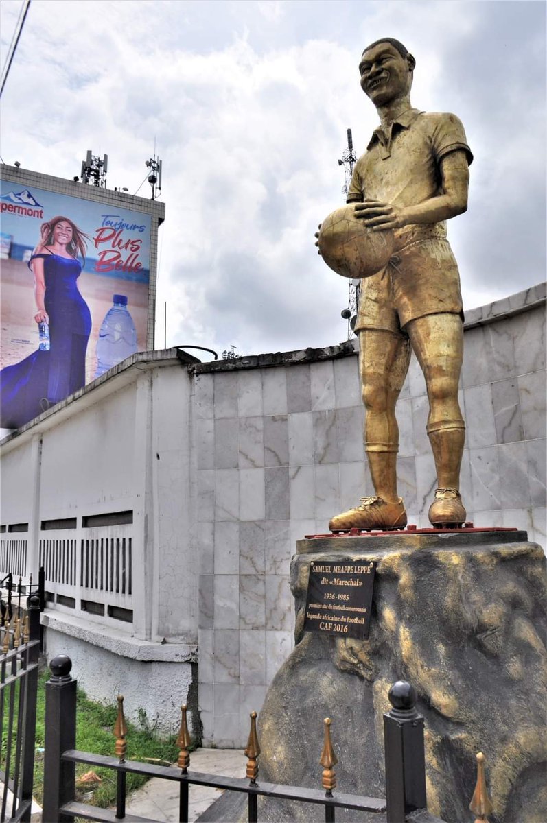 AllezLesLions's tweet photo. 📸 La statue de Samuel Mbappe Leppe devant le stade qui porte son nom à Douala. 🏅🇨🇲 #Marechal #Legend https://t.co/POkH41FPgc