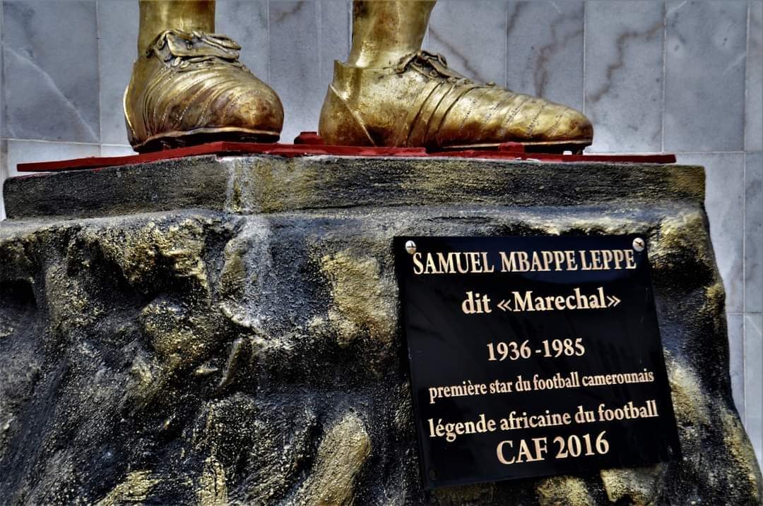 AllezLesLions's tweet photo. 📸 La statue de Samuel Mbappe Leppe devant le stade qui porte son nom à Douala. 🏅🇨🇲 #Marechal #Legend https://t.co/POkH41FPgc