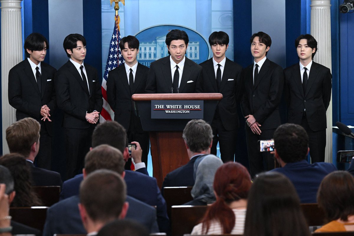lorel1912's tweet photo. The president with his secret service 🥲 🤣 #방탄소년단  #presidentkimnamjoon https://t.co/CasmFyEojp