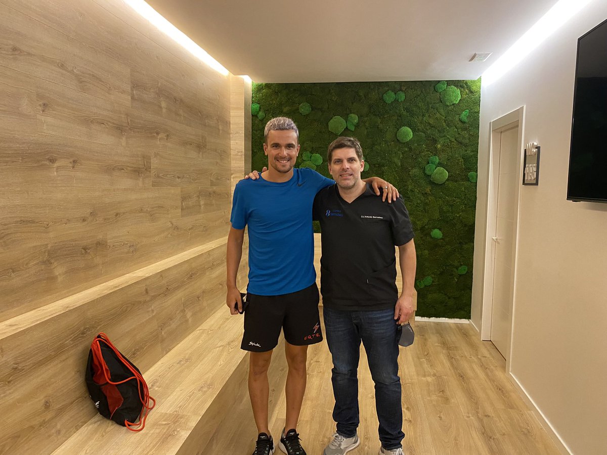 Bernafisio's tweet photo. Ayer recibimos la visita de @davidcastrotri Campeón de España Triatlón y Campeón del Mundo de Acuatlon, un orgullo poder participar en tu recuperación . https://t.co/XAqesTRkA4