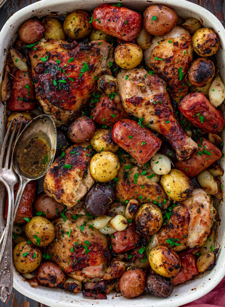 DreamyTechGirl's tweet photo. OVEN ROASTED CHICKEN, SAUSAGE, AND POTATOES! @ https://t.co/VrWUdY5Io8 https://t.co/6VMJeCPXeL