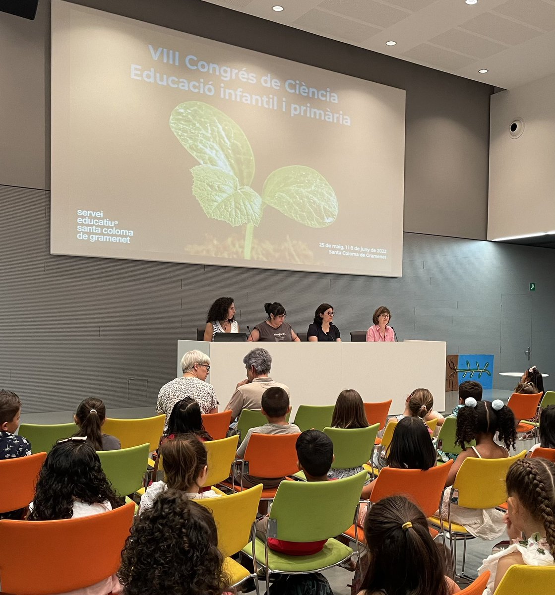 Ahir va tenir lloc la 1a sessió del VIII Congrés de Ciència amb la participació de l’alumnat de les escoles: Ausiàs March, Miguel de Unamuno, Santa Coloma, Tanit, Les Neus i Fuster