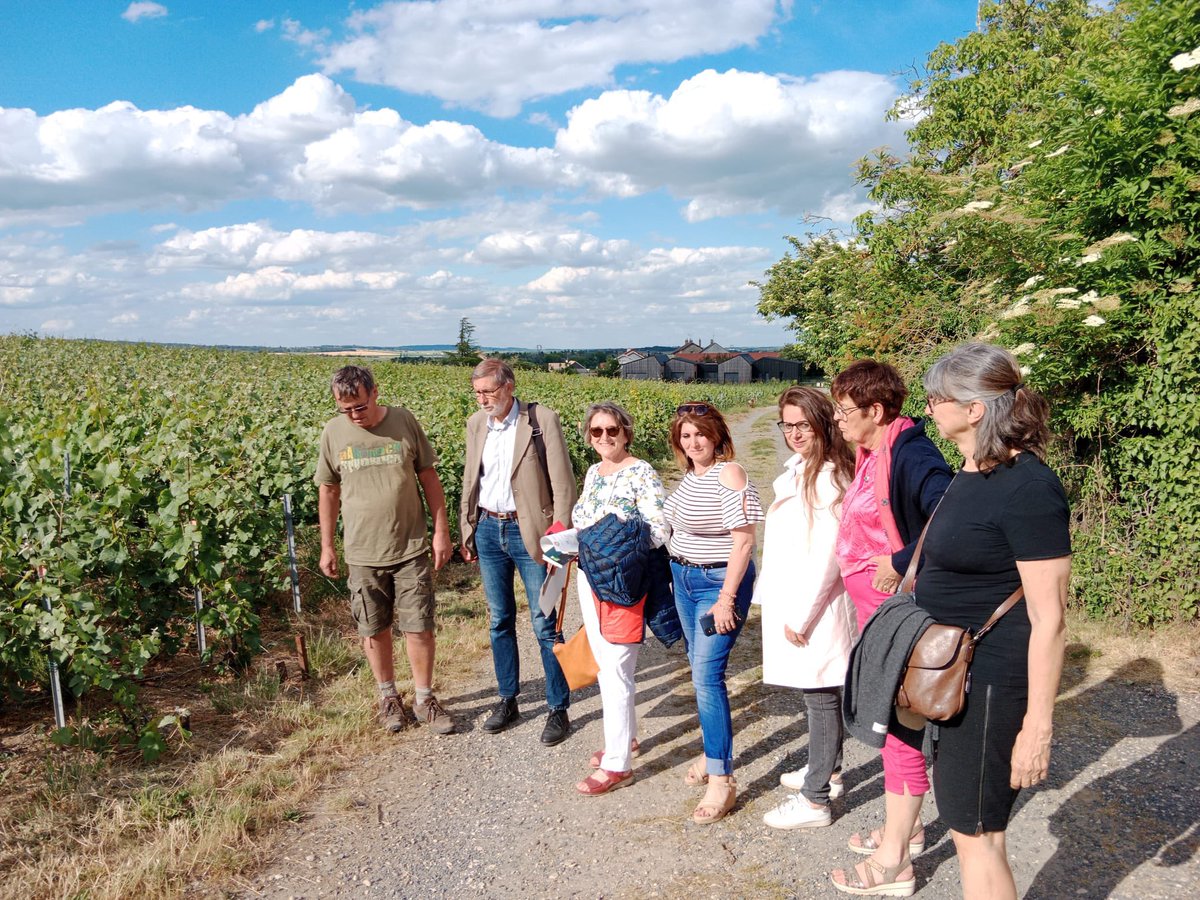 EvelynBourgoin's tweet photo. Les candidat.e.s de la NUPES ,@LMeguenine et @LilaLilalile23 
En force pour soutenir les acteurs locaux de la transition. Chez un viticulteur bio
#transitionagroecologique
#pournotresantéetcelledestravailleur  #Nupes #Marne #legislative2022 #circo5101 #circo5102 ✌️❤️💚🍾 https://t.co/hJ5h6FqExP