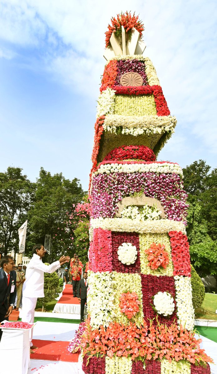 TelanganaCMO's tweet photo. తెలంగాణ రాష్ట్ర ఆవిర్భావ దినోత్సవం సందర్భంగా గన్‌పార్క్ అమర వీరుల స్తూపం వద్ద ముఖ్యమంత్రి శ్రీ కె. చంద్రశేఖర్ రావు నివాళులు అర్పించారు.
#TelanganaFormationDay https://t.co/EKWyJiH3py