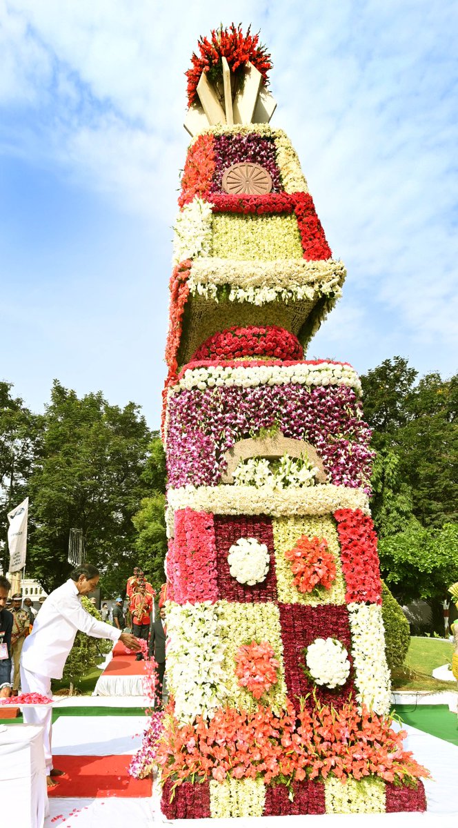 TelanganaCMO's tweet photo. తెలంగాణ రాష్ట్ర ఆవిర్భావ దినోత్సవం సందర్భంగా గన్‌పార్క్ అమర వీరుల స్తూపం వద్ద ముఖ్యమంత్రి శ్రీ కె. చంద్రశేఖర్ రావు నివాళులు అర్పించారు.
#TelanganaFormationDay https://t.co/EKWyJiH3py