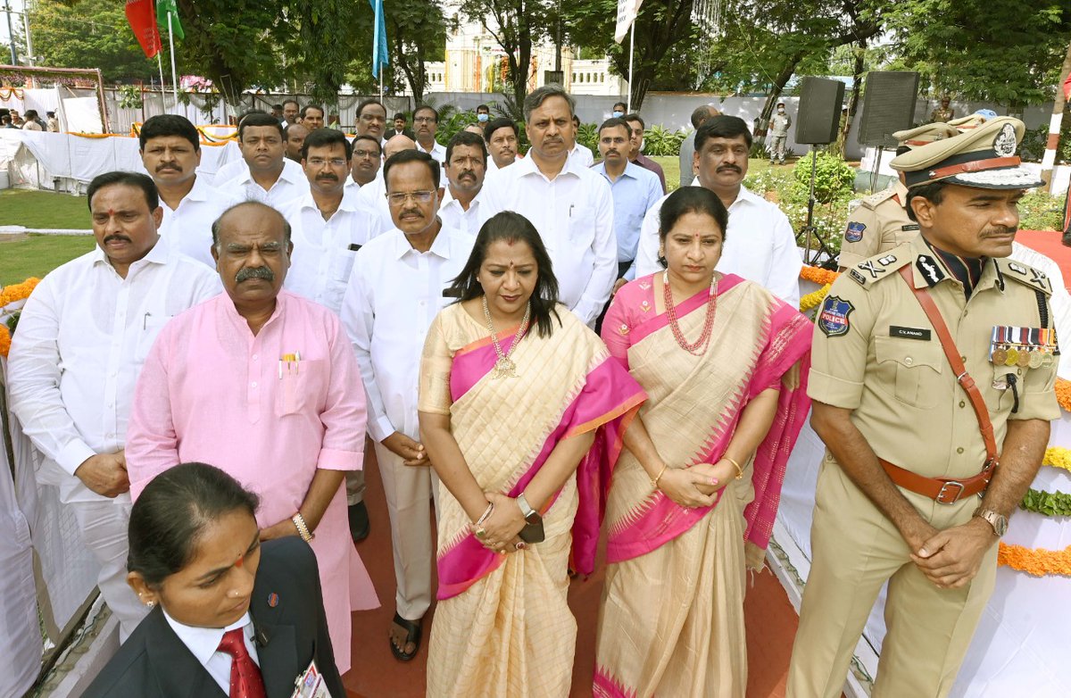 TelanganaCMO's tweet photo. తెలంగాణ రాష్ట్ర ఆవిర్భావ దినోత్సవం సందర్భంగా గన్‌పార్క్ అమర వీరుల స్తూపం వద్ద ముఖ్యమంత్రి శ్రీ కె. చంద్రశేఖర్ రావు నివాళులు అర్పించారు.
#TelanganaFormationDay https://t.co/EKWyJiH3py