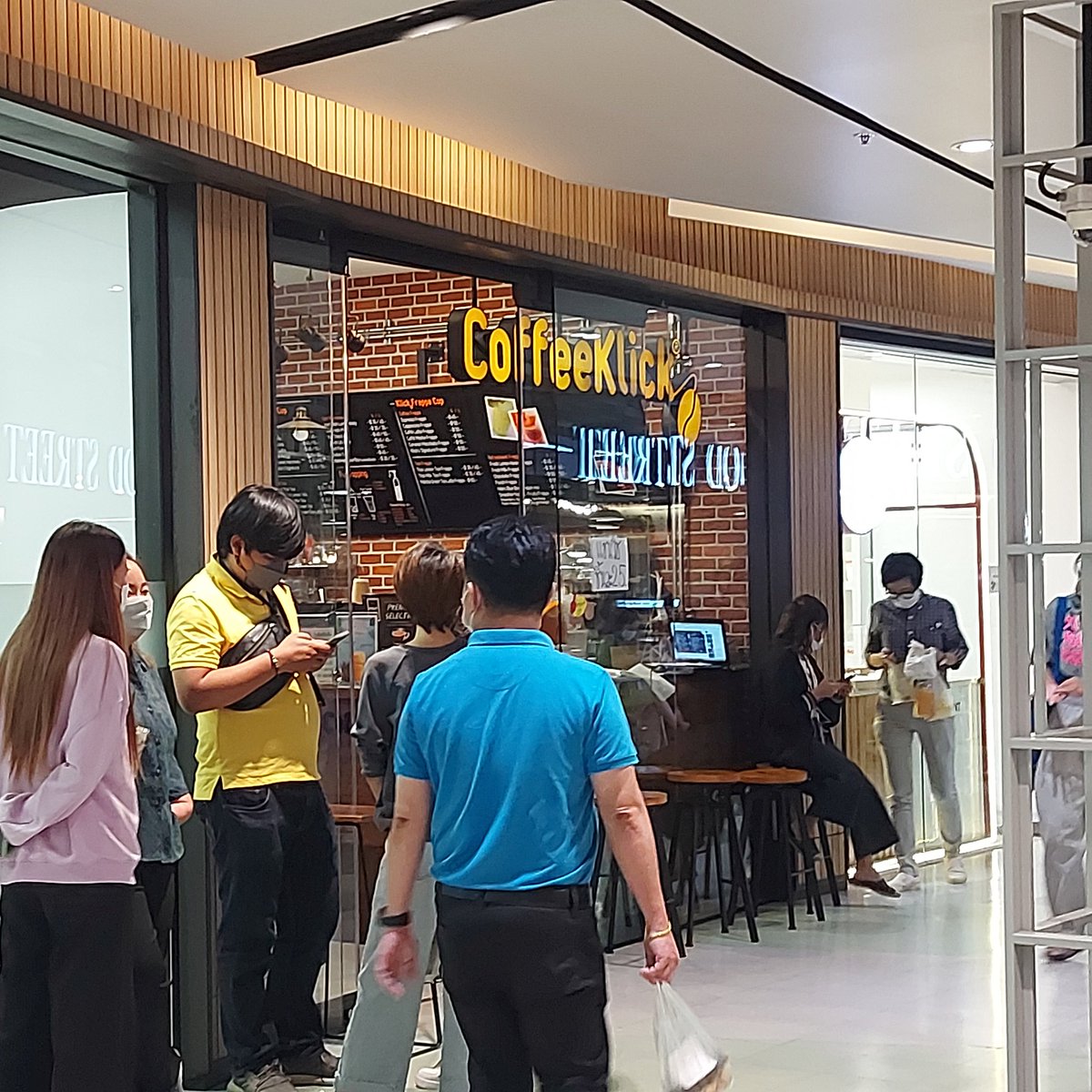 asn14390's tweet photo. ทำงานที่นี่มา 2 ปีกว่า ตึก CW tower คือ สวรรค์ของคอกาแฟจริงๆ ตึกนี้มี ร้านที่ขายกาแฟ และร้านกาแฟ 10 ร้านใน 1 ตึก มึง 10 ร้านอ่ะ เยอะมากๆ ไม่เคยไปตึกไหนที่มีร้านกาแฟเยอะขนาดนี้ แนะนำว่ามีทุกแบรนด์ที่อยากกินจริงๆนะ
#cwtower
#คอกาแฟ https://t.co/bxvU4CVvN6