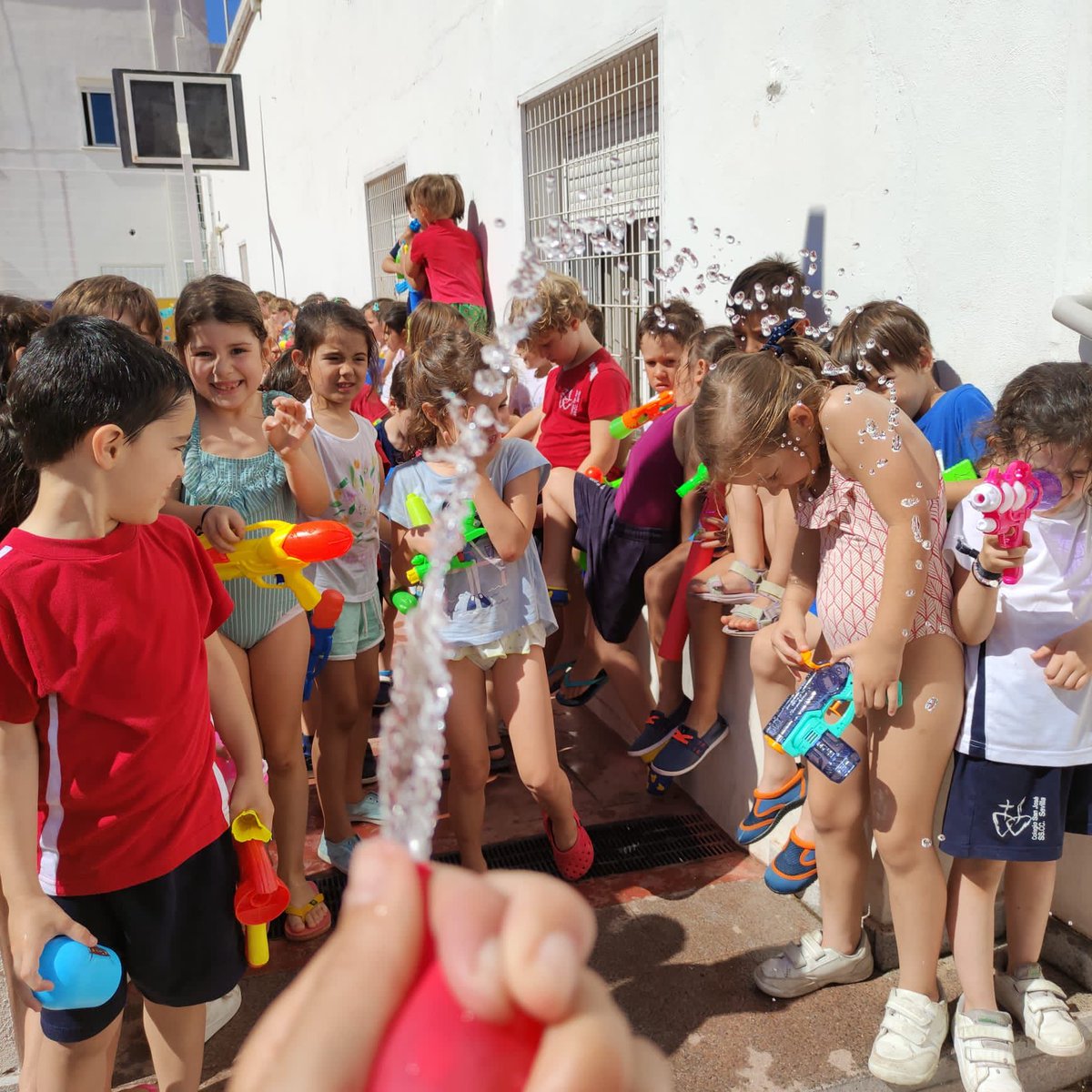 SanJoseSSCC's tweet photo. En Multiactividad se han despedido de este curso por todo lo alto: ¡súper fiesta del agua! 💦 🔫
#Extraescolares #Multiactividad #FiestaDelAgua #UnCorazónComoElTuyo #SSCC https://t.co/tWBFulm8Xk