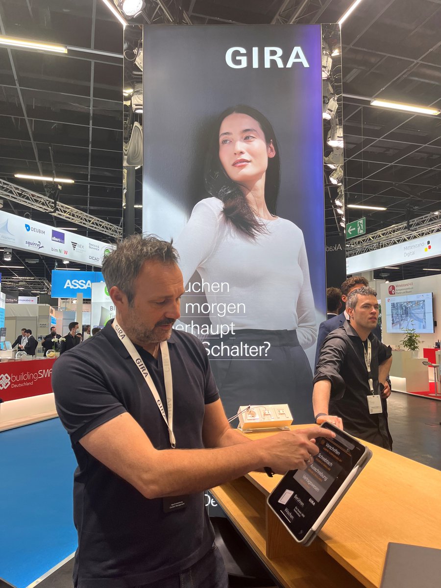 Wie sieht die Zukunft der Baubranche aus?  Fragen mit denen sich die <a href="/digital_bau/">digitalBAU</a>, die Fachmesse für digitale Lösungen beschäftigt. Der erste Tag ist schon gespickt mit spannenden Vorträgen und interessanten Gesprächen - unter anderem mit unserem Partner <a href="/Gira/">Gira</a>.