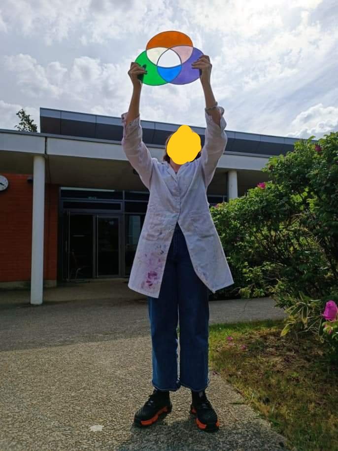 3CLeCorbusier59's tweet photo. Travail en co-intervention mathématiques. Objectif général : Aborder la Synthèse additive par la matière. Travail en groupe qui suit les expérimentations précédentes avec les filtres.
Verre laqué et verre Industriel étiré
Technique du tiffany.
#verre #glass #tyffany #school https://t.co/FpT2YzRm4b