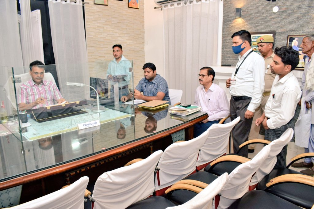 जन सुनवाई में आए जन सामान्य की समस्याओं को सुनते हुए संबंधित अधिकारी को तत्काल निस्तारण हेतु निर्देशित किया एवं प्रतिदिन अपने कार्यालय में जन सुनवाई करने के आदेश दिए। 
<a href="/CMOfficeUP/">CM Office, GoUP</a> <a href="/ChiefSecyUP/">S.P. Goyal, Chief Secretary, GoUP</a> <a href="/UPGovt/">Government of UP</a> <a href="/homeupgov/">Home Department, UP</a>
<a href="/PMOIndia/">PMO India</a> <a href="/EMuzaffarnagar/">Adm (E) Muzaffarnagar</a>