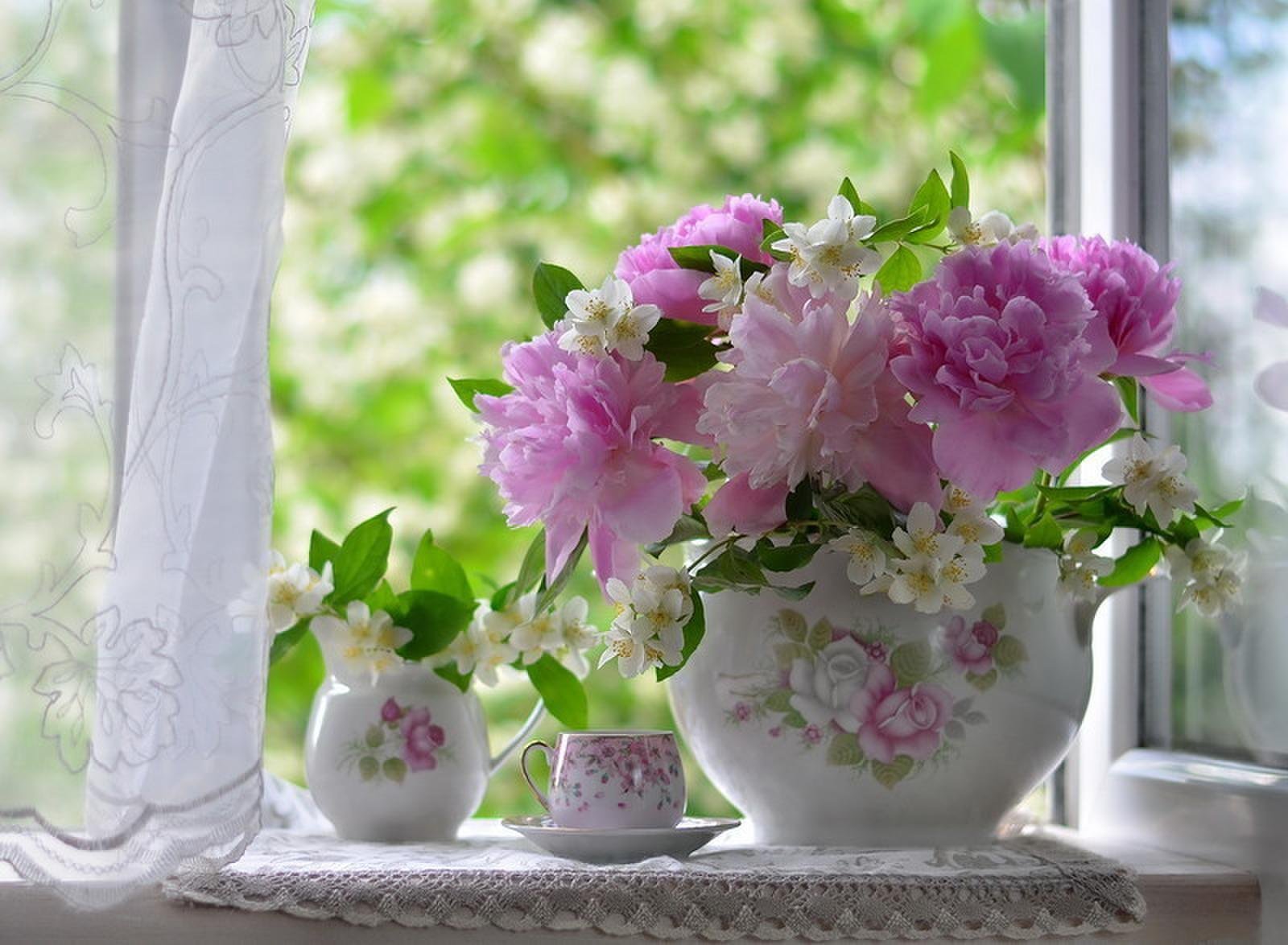 Доброе утро апреля картинки красивые необычные нежные. Цветы на окне. Нежные весенние цветы. Летние цветы в вазе. Утренний букет.