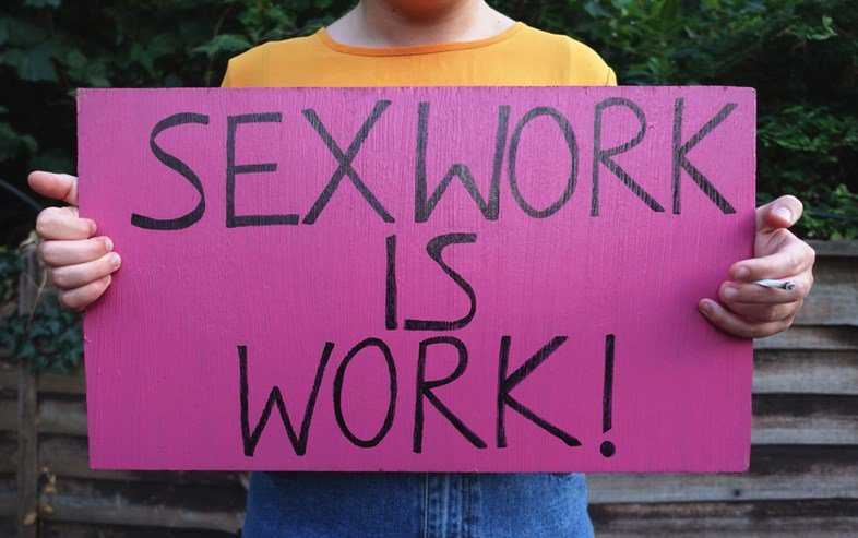 Ein paar Reminder zum #InternationalerHurentag:

- #Sexarbeit ist Arbeit;

- Die Entscheidung zur Sexarbeit ist gedeckt vom 'my body, my choice'-Prinzip;

- Ergo sind Feminist*innen, die gegen Sexarbeit sind ('#SWERFs), keine Feminist*innen.

& don't forget to tip your whore.
