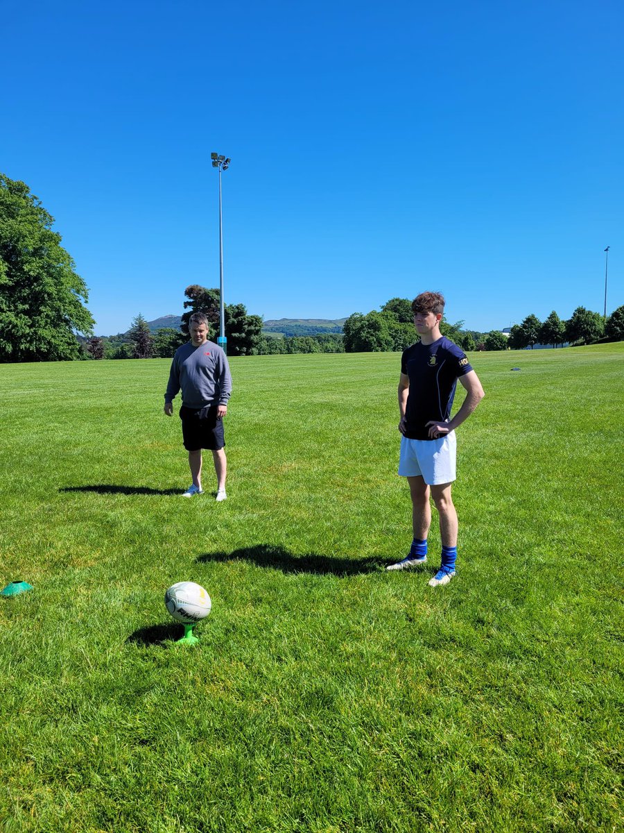 Massive thank you to Alan Kingsley, kicking coach with Cardiff, the Dragons and Biarritz, for taking a kicking clinic with our pupils from U14 up to SCT🙌🏼

Really enjoyable &amp; looking forward to the next session💪🏼🏉