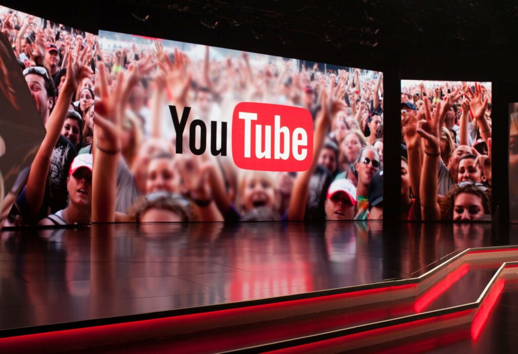 [#Digitallife] 📹

YouTube a été créé en février 2005 par 3 anciens employés de PayPal. Découvrez le nom et le CV des 3 fondateurs de cette plateforme d’hébergement web internationale 👉 bit.ly/3N9X9Ry

#Celside #CelsideMagazine #Techtips #Multimedia #Hightech #YouTube