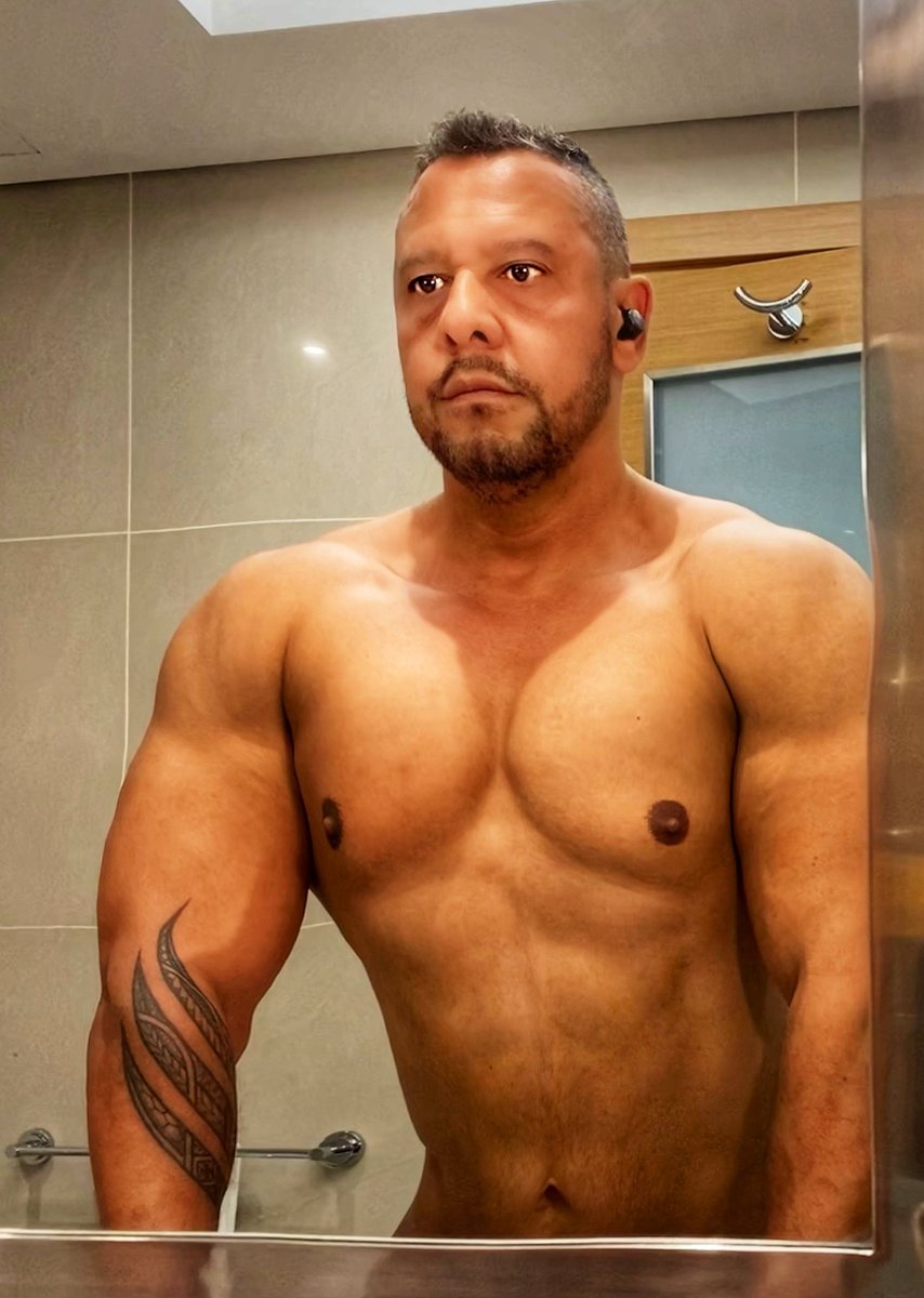 roidmusclelove1's tweet photo. Getting ready for a shower
share if you love it 🥩 😈🥵😈
#follow #Alpha #betas #alphamale #Daddy #inked #inkeddaddy #muscle #abs #Crush #body #LetsPlay #share #fansly #scruffygay #beard #mirrorselfie #daddylilslut #bisexual #gay #hornyaf https://t.co/MJ2ZBj3142