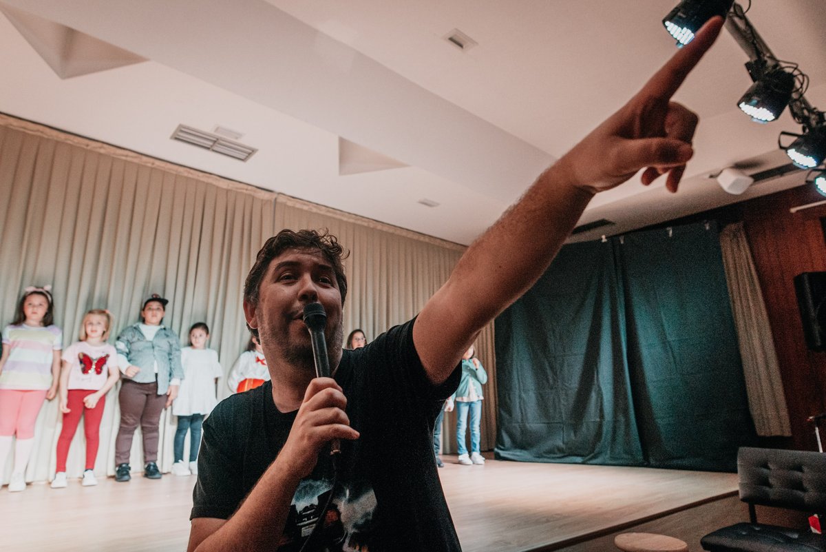 Ayer fue el turno de primero de primaria. Seis y siete años.
No paramos, es agotador, cada día hay una sorpresa nueva. Pero CUANTÍSIMO estoy disfrutando. No os hacéis una idea. El mejor trabajo del mundo.