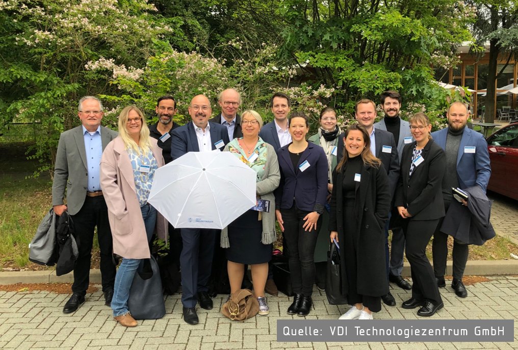 technikzukunft's tweet photo. Strahlende Gesichter bei @desy in #Hamburg! 👍 Der #PTTag22 hat begonnen und wir sind als VDI Technologiezentrum mit diesem Team vor Ort. Viel Erfolg und einen angenehmen Aufenthalt wünscht das Social Media Team! #PTTag #PTNetzwerk #Innovation #FuE #Transfer @BMBF_Bund @BMWK https://t.co/m6faocSerR