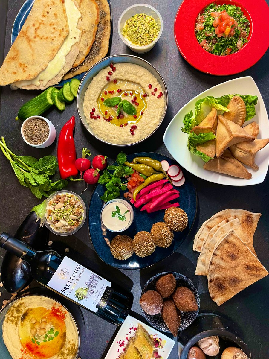 SouheirGeorget's tweet photo. RDV ce dimanche 5 juin à @villedevence au marché des saveurs du monde 🍴🍷 La gastronomie libanaise 🇱🇧 sera à l’honneur avec le food truck @MadameSaj Man’ouché et Mezzanomie libanaise
De 9h à 13h 📍 place Clemenceau - Vence
#mezze #kebbe #samboussek #taboule #houmous #hummus #saj https://t.co/B8DqZ5il3e