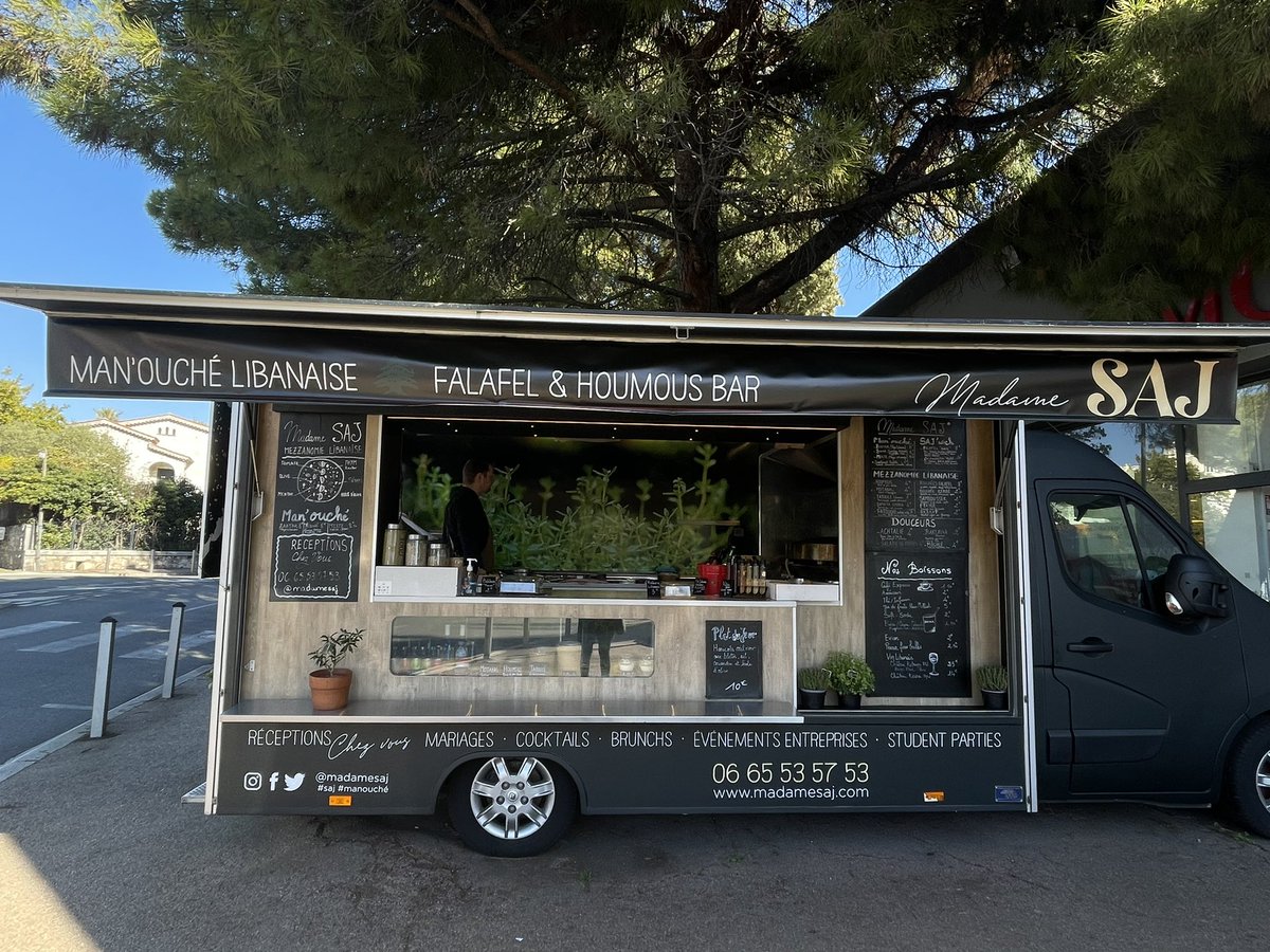 SouheirGeorget's tweet photo. RDV ce dimanche 5 juin à @villedevence au marché des saveurs du monde 🍴🍷 La gastronomie libanaise 🇱🇧 sera à l’honneur avec le food truck @MadameSaj Man’ouché et Mezzanomie libanaise
De 9h à 13h 📍 place Clemenceau - Vence
#mezze #kebbe #samboussek #taboule #houmous #hummus #saj https://t.co/B8DqZ5il3e