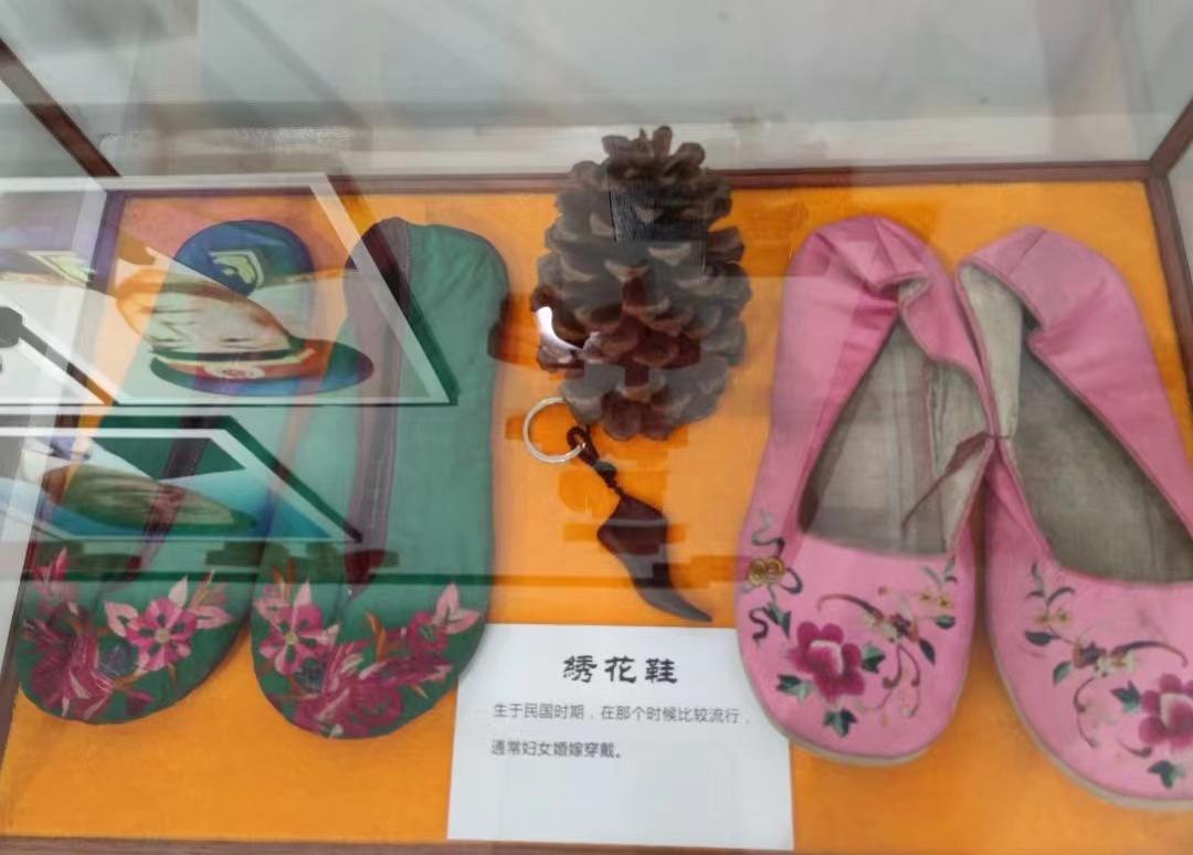 Embroidered shoes, worn by women during the marriage in the Republic of China

#leathershoetech #wenzhouleatherfair #shoematerial #embroideredshoe #shoemachinery #leather #ancientshoes #chineseshoes #exhibition #shoesupplier #leathermanufacturer #footwear #shoefactory #sole