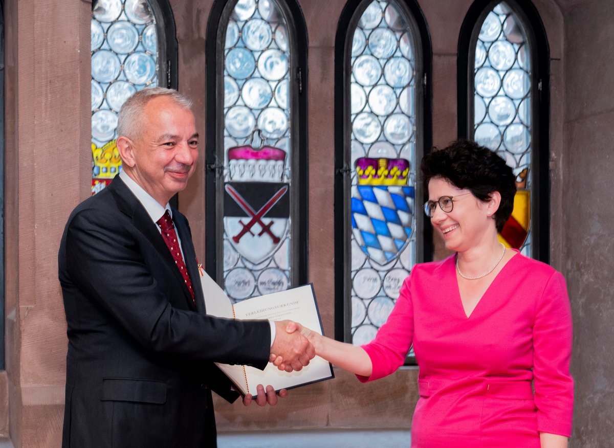Bundespräsident Frank-Walter Steinmeier hat dem am Ev. Diakoniekrankenhaus tätigen Ärztlichen Direktor Professor Dr. Bernhard Rumstadt das Bundesverdienstkreuz verliehen. 

Alle Infos hier: bit.ly/3teFAaX

Fotografin: A. Kauerz
