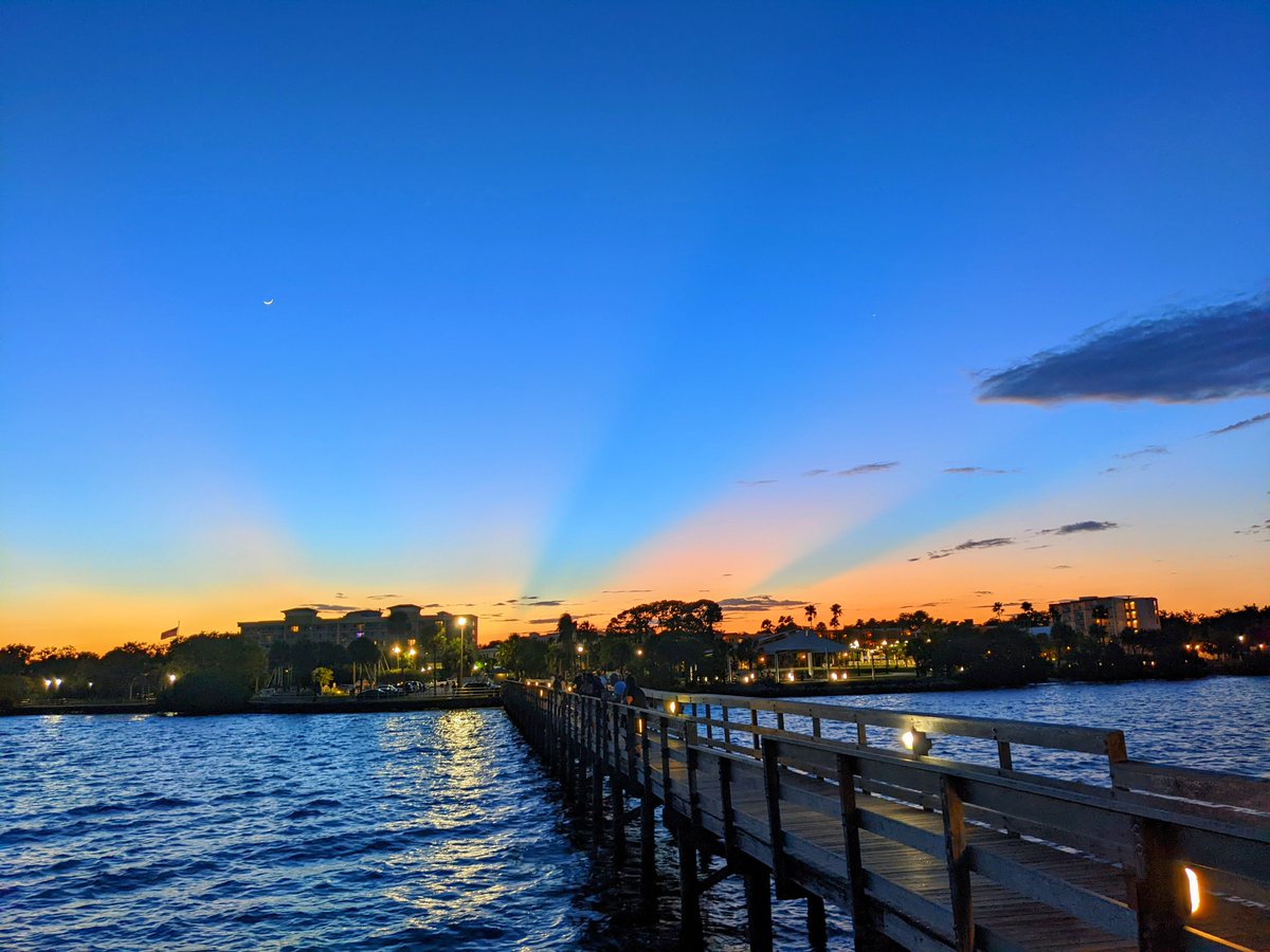 adrian_roitberg's tweet image. Amber-Developers meeting near Tampa, Florida! Last night sunset, this morning’s sunup, and developers still sleepy.