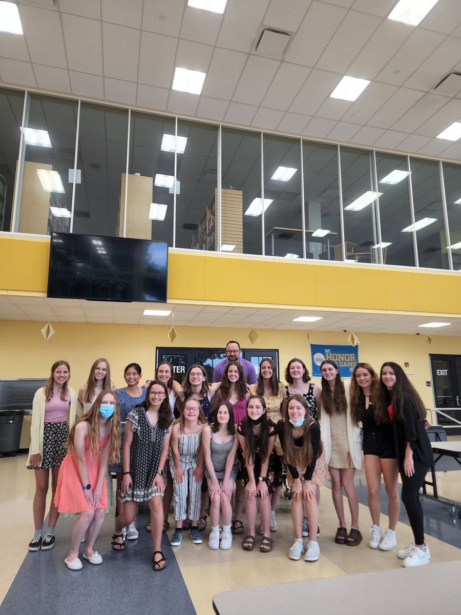 LkwdLHSXC's tweet photo. We had our Track Banquet last night. So much to be thankful for. We had 85 girls with a team GPA 3.74. Love my coaches gift. These girls are amazing ππ
#RangerPride @LkwdAthletics #OneHeartbeatOneLkwd #FocusFWD @LkwdSchools @LHS_ABOOSTERS https://t.co/sckXOjpIfZ
