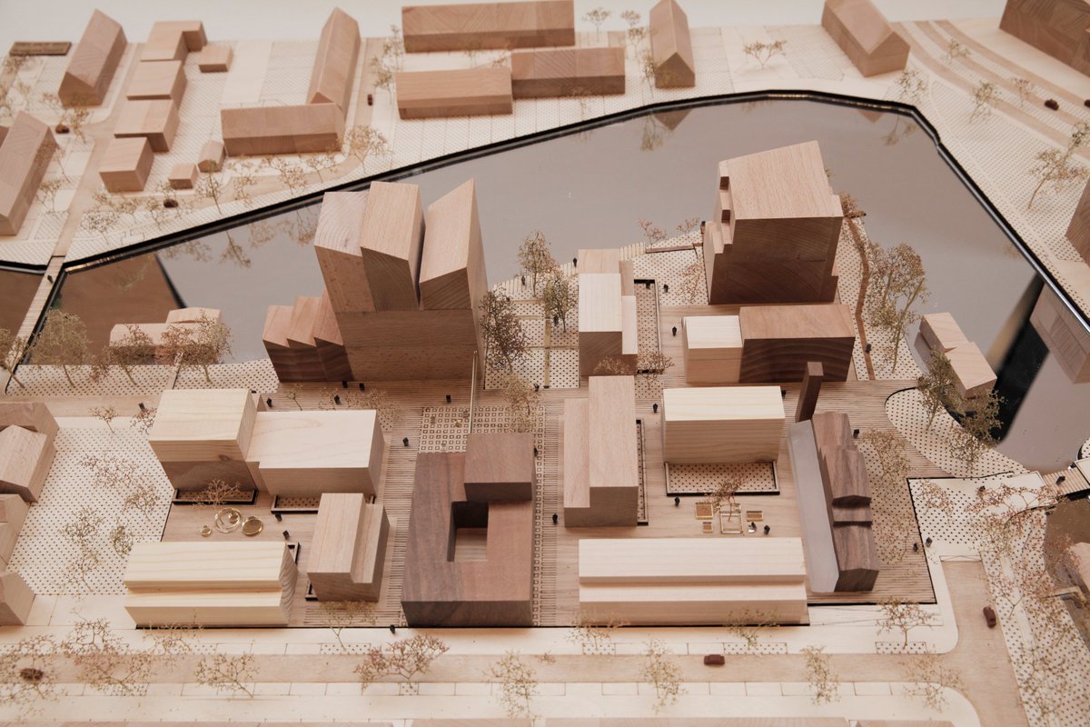 Voor de transformatie van het oude Deventer Senzora-fabrieksterrein naar woonwijk heeft Karres en Brands het stedenbouwkundig masterplan en de openbare ruimte ontworpen: architectenweb.nl/n51947