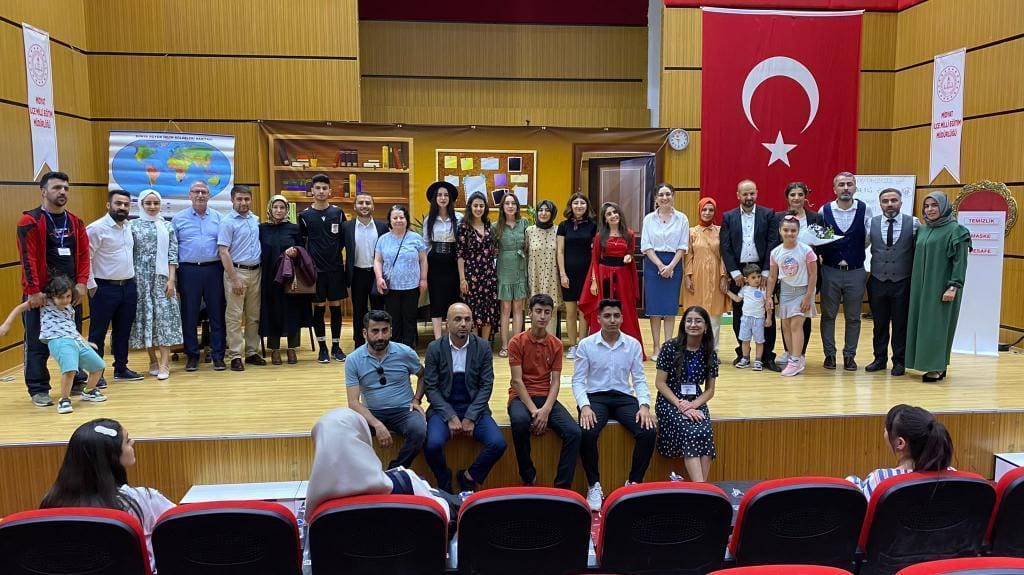 Bize bu gönüllü yolculuğumuzda gecesinden gündüzüne, ailesinden, çocuklarından ayırdığı zaman ile katkı sağlayan herkese sonsuz teşekkür ederiz. 

Salonu tamamen dolduran misafirlerimize de ayrıca teşekkür ederiz. En kısa sürede görüşmek dileğiyle. 👏👏👏