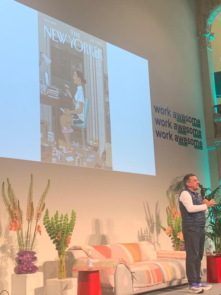 Raphael Gielgen von <a href="/vitra/">Vitra</a> live auf unserer #WorkAwesome-Bühne. Sein Appell: „Wir müssen wieder in großen Bildern denken, um die Komplexität dieser Welt zu erfassen.”