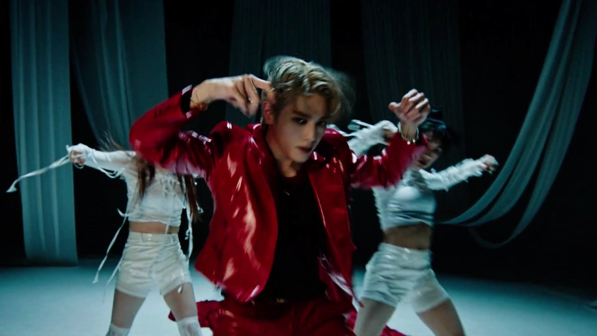 LOOKSTY's tweet photo. #TAEYONG 'GHOST' Perfomance https://t.co/yblvtwgB0o
