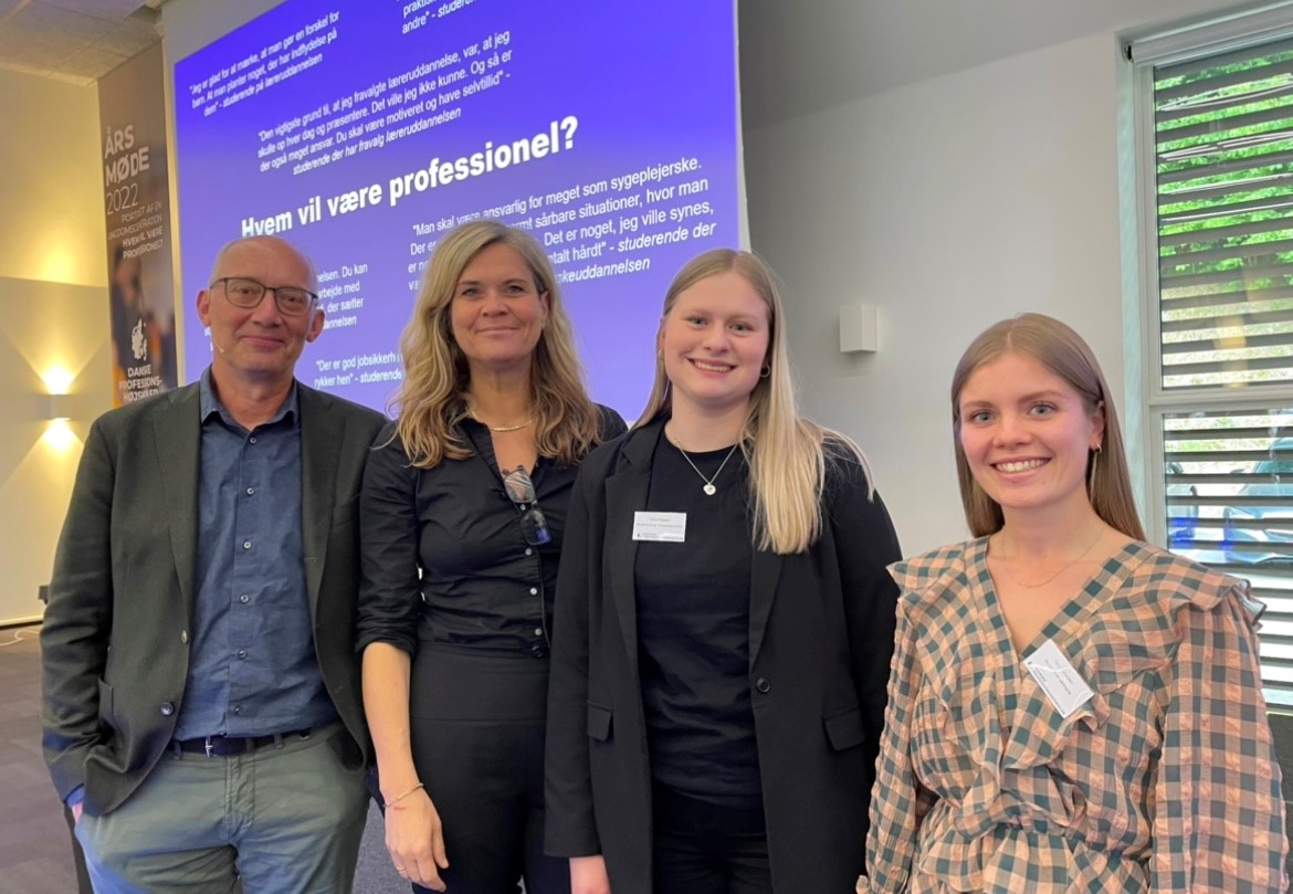 DanskeProf's tweet photo. Hvorfor vælger eller fravælger unge professionsuddannelser? 🤔Det spørgsmål stiller @krausekjaer til @christinabarfoe og lærerstuderende Anne Pilgaard og nyudd. pædagog Cecilie Dansbo. De tre reflekterer sammen over unges valg af en professionsuddannelse på #DP2022👍#uddpol https://t.co/tL41gECXSQ