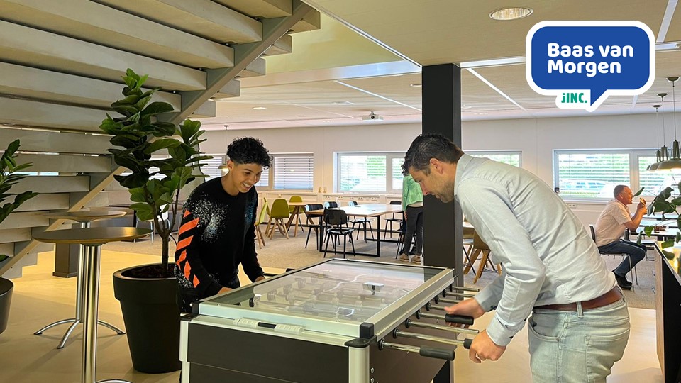 Vandaag is Souhail de 'Baas'. Hij loopt mee met onze financieel directeur Christoffel de Rouw. Na de lunch tijd voor ontspanning! Straks naar de bouwplaats....
#BaasVanMorgen #Jinc #GelijkeKansen