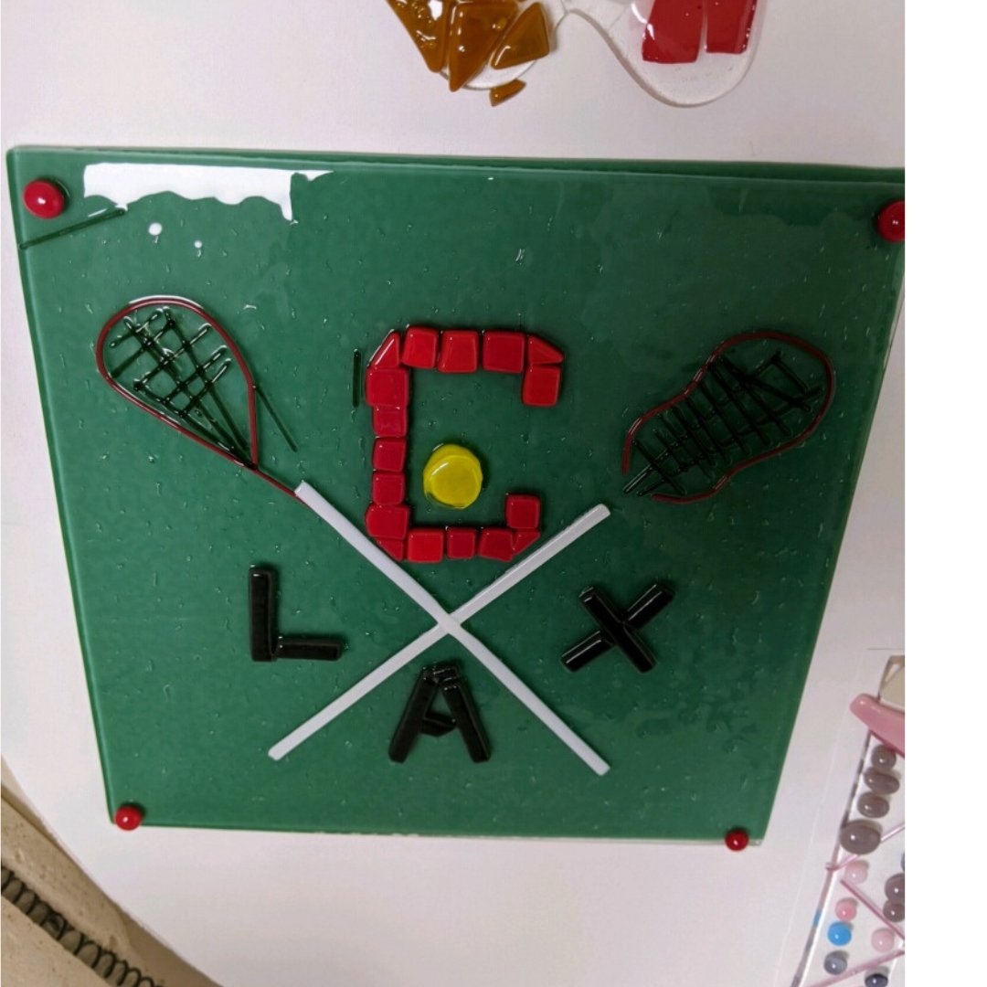 umakeglass's tweet photo. This glass piece (in progress and finished) was made for a coach of the SUNY Cortland Women's Lacrosse Team! Go Red Dragons! @CortlandLax https://t.co/JozrX5vcmN