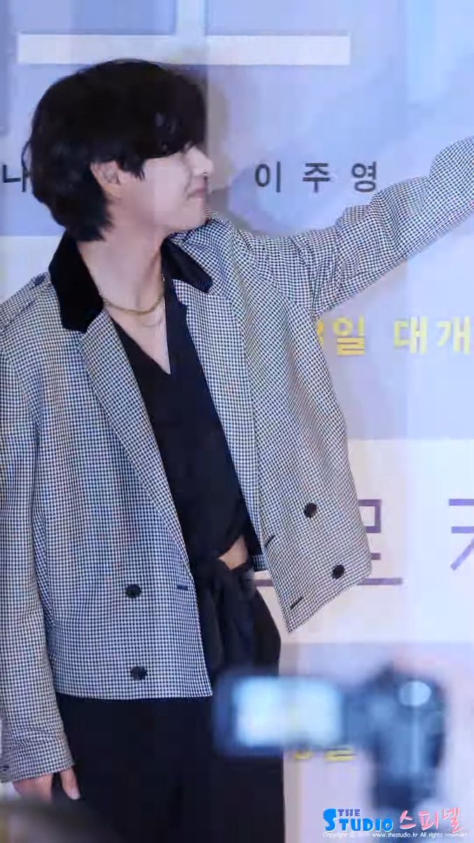 bizzleavenuez's tweet photo. Taehyung hiding his tummy cause he wore a tied crop top 😭 https://t.co/vwku8U9t94