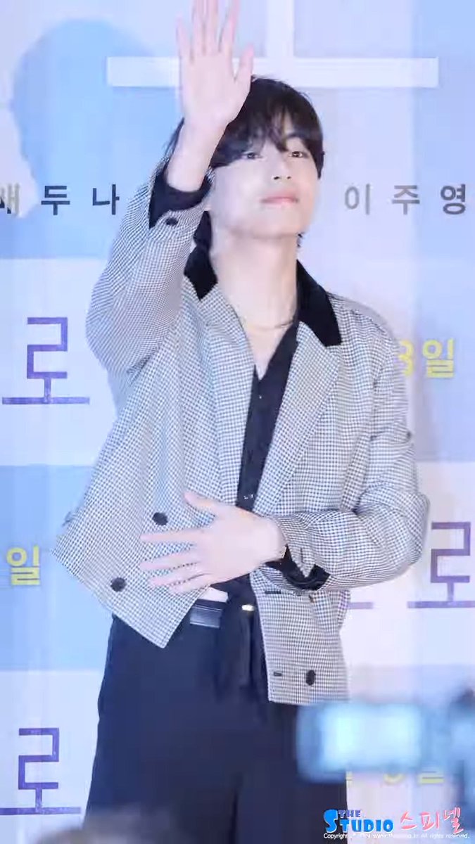 bizzleavenuez's tweet photo. Taehyung hiding his tummy cause he wore a tied crop top 😭 https://t.co/vwku8U9t94
