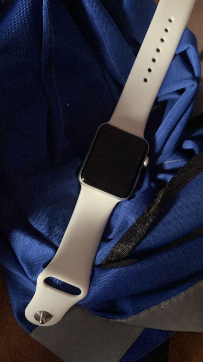 KissmarEstela's tweet photo. ⁉️⁉️⁉️⁉️Si ayer perdiste un apple watch Una de mis amigas encontró este en los estacionamiento de la universidad de panama en la facultad de Administración (FAECO)⁉️⁉️⁉️ https://t.co/iPd2m2siZo