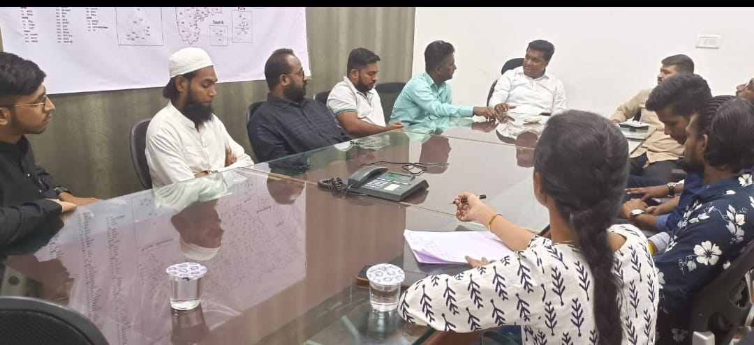ncp_abu's tweet photo. रख हौसला वो मंज़र भी आएगा,
प्यासे के पास चलकर समंदर भी
आएगा थक कर न बैठ ये मंज़िल के
मुसाफिर मंज़िल भी मिलेगा औ���
मिलने का मज़ा भी आएगा। https://t.co/KBEWBtIdgz