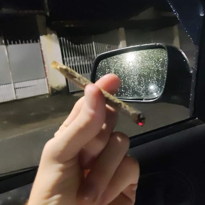 Fumar dentro de um carro é uma lombra muito diferente né?